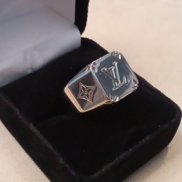 Louis Vuitton Monogram Signet Ring size MEDIUM - Picture 1 of 17